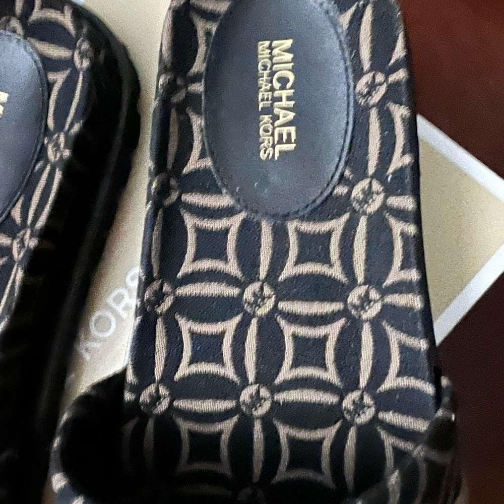💕Michael Michael Kors slides. - Picture 4 of 7